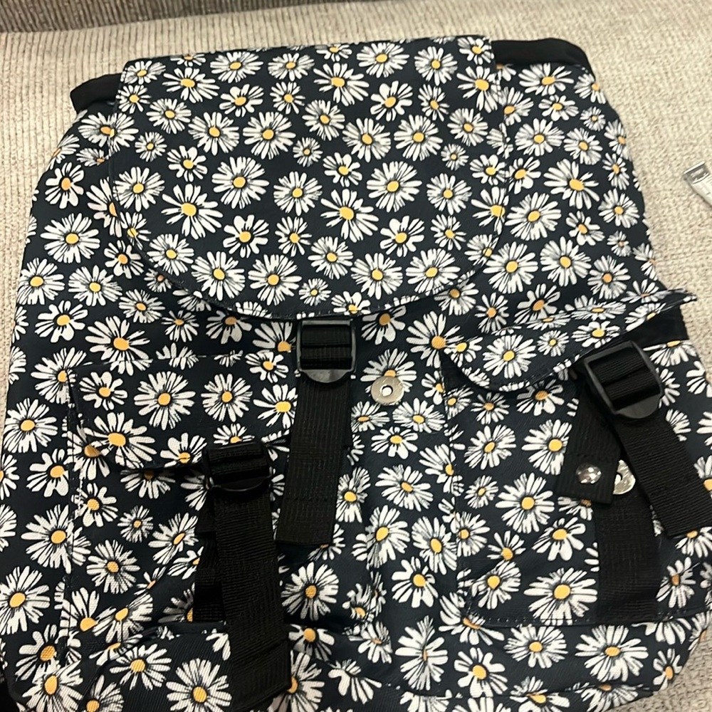New Backpack with daisy design 🌼 Never used - Picture 1 of 7